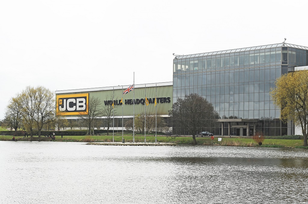 沉重悼念！JCB降半旗致敬愛丁堡公爵